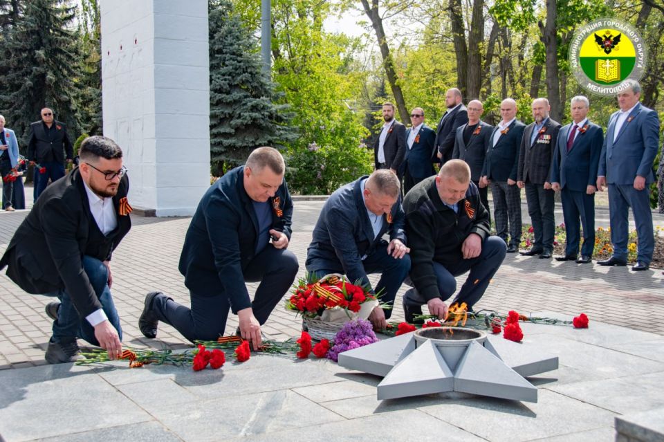 Администрация городского округа Мелитополь возложила цветы в честь Дня Победы Администрация городского округа Мелитополь возложила цветы в честь Дня Победы
