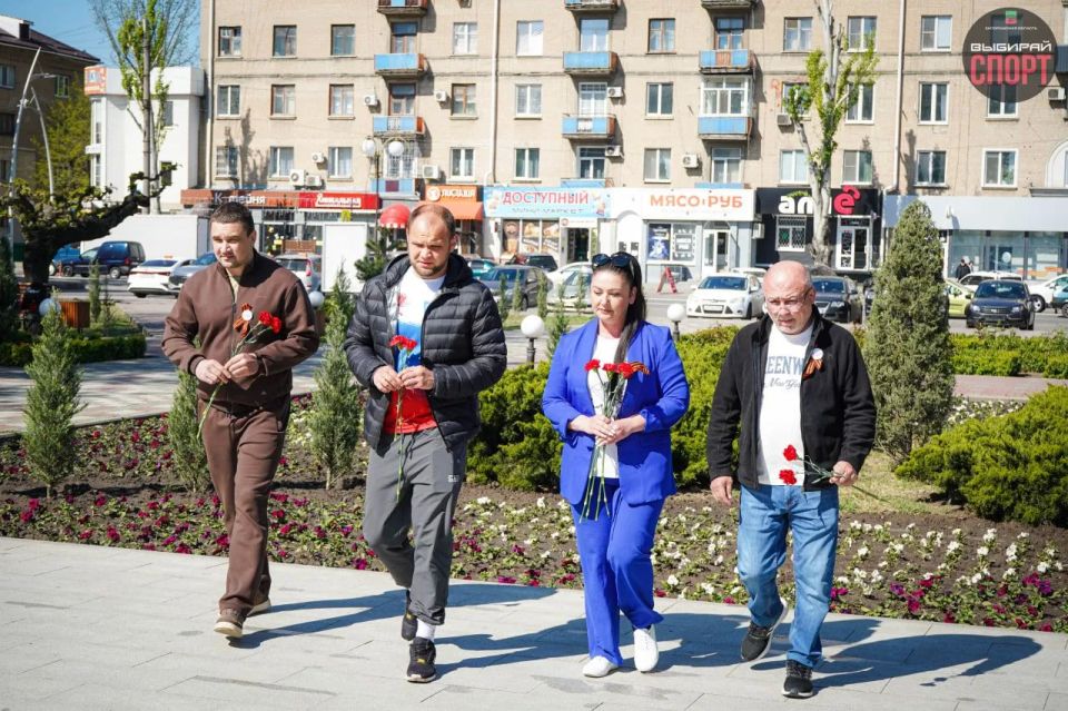 Спортивное сообщество Запорожской области отметило День Победы, возложив цветы к Стеле «Город воинской славы» на Площади Победы г.Мелитополь Спортивное сообщество Запорожской области отметило День Победы, возложив цветы к Стеле «Город воинской славы» на Площади Победы г.Мелитополь