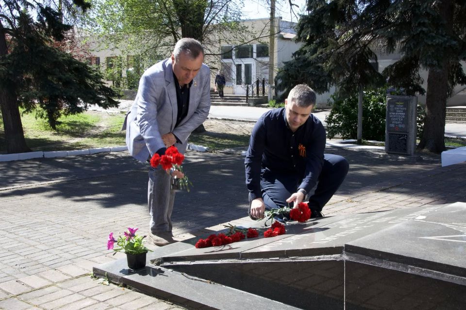 В честь 82-й годовщины Великой Победы председатель Васильевского окружного Совета депутатов Евгений Головань вместе с Председателем Контрольно-счётной палаты Васильевского муниципального округа Александром Мандычевым... В честь 82-й годовщины Великой Победы председатель Васильевского окружного Совета депутатов Евгений Головань вместе с Председателем Контрольно-счётной палаты Васильевского муниципального округа Александром Мандычевым...
