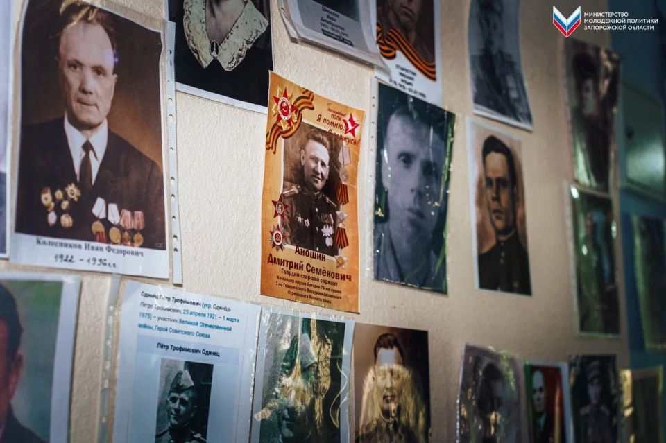 В Мелитопольской школе №15 торжественно открыли «Стену памяти» В Мелитопольской школе №15 торжественно открыли «Стену памяти»