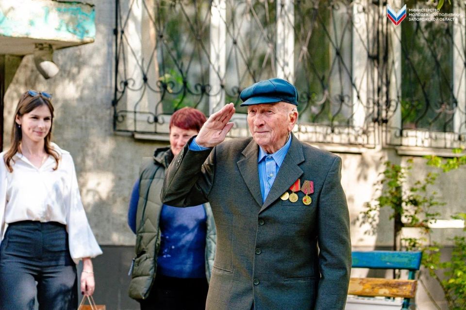 Парад у дома: ветеранов поздравили с наступающим Днём Победы Парад у дома: ветеранов поздравили с наступающим Днём Победы