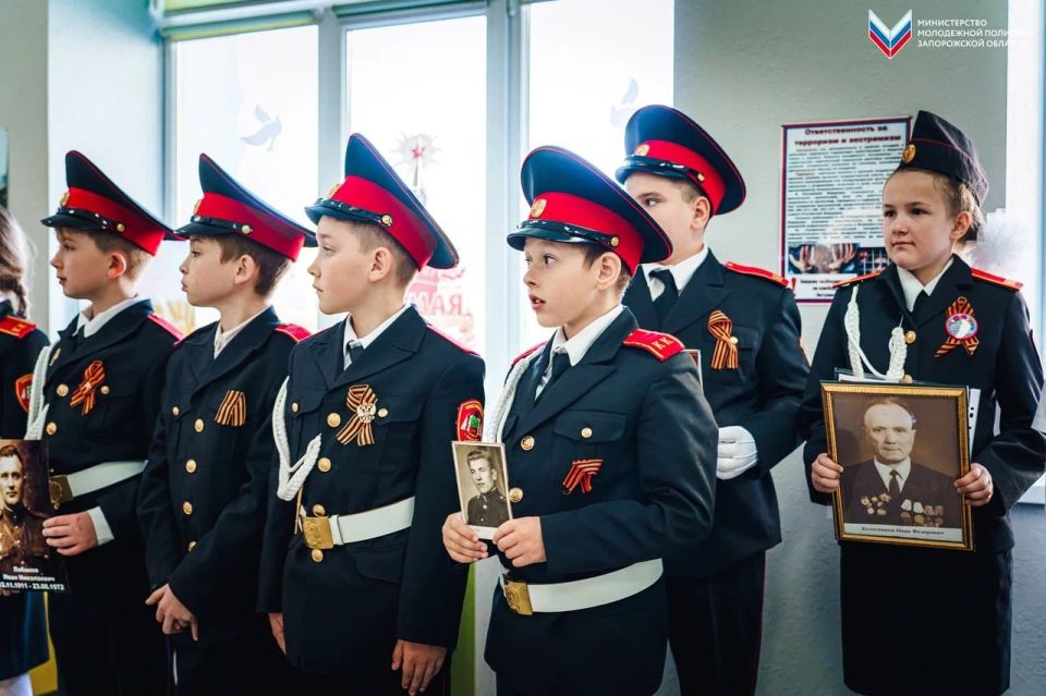 В Мелитопольской школе №15 торжественно открыли «Стену памяти» В Мелитопольской школе №15 торжественно открыли «Стену памяти»