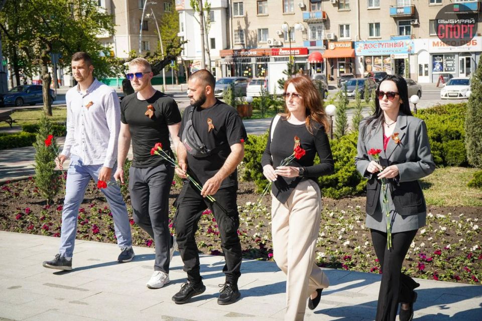 Спортивное сообщество Запорожской области отметило День Победы, возложив цветы к Стеле «Город воинской славы» на Площади Победы г.Мелитополь Спортивное сообщество Запорожской области отметило День Победы, возложив цветы к Стеле «Город воинской славы» на Площади Победы г.Мелитополь