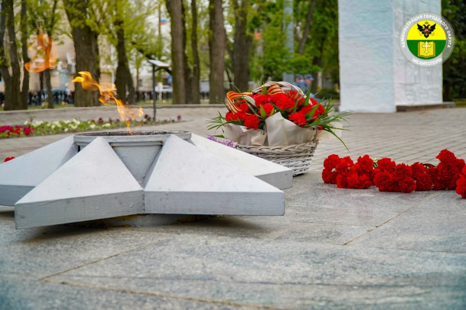 Администрация городского округа Мелитополь возложила цветы в честь Дня Победы Администрация городского округа Мелитополь возложила цветы в честь Дня Победы