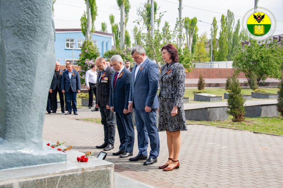 Администрация городского округа Мелитополь возложила цветы в честь Дня Победы Администрация городского округа Мелитополь возложила цветы в честь Дня Победы