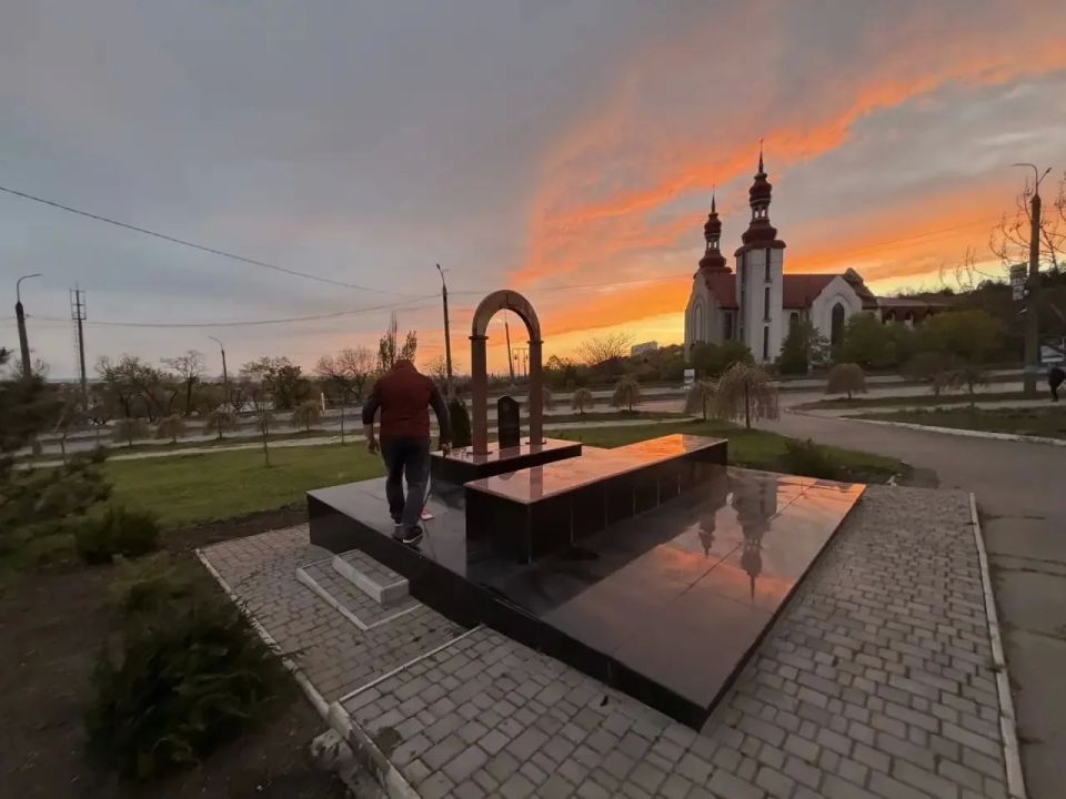 Перед Днем Победы в Бердянске провели акцию чистый памятник Перед Днем Победы в Бердянске провели акцию чистый памятник