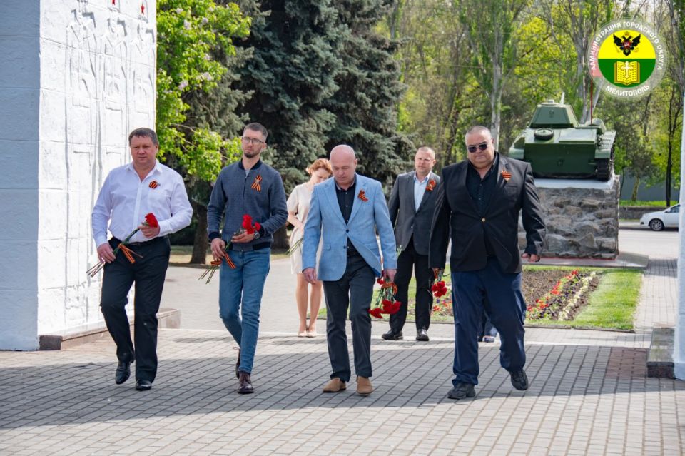 Администрация городского округа Мелитополь возложила цветы в честь Дня Победы Администрация городского округа Мелитополь возложила цветы в честь Дня Победы