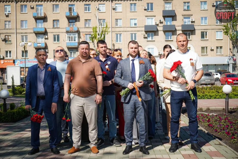 Спортивное сообщество Запорожской области отметило День Победы, возложив цветы к Стеле «Город воинской славы» на Площади Победы г.Мелитополь Спортивное сообщество Запорожской области отметило День Победы, возложив цветы к Стеле «Город воинской славы» на Площади Победы г.Мелитополь