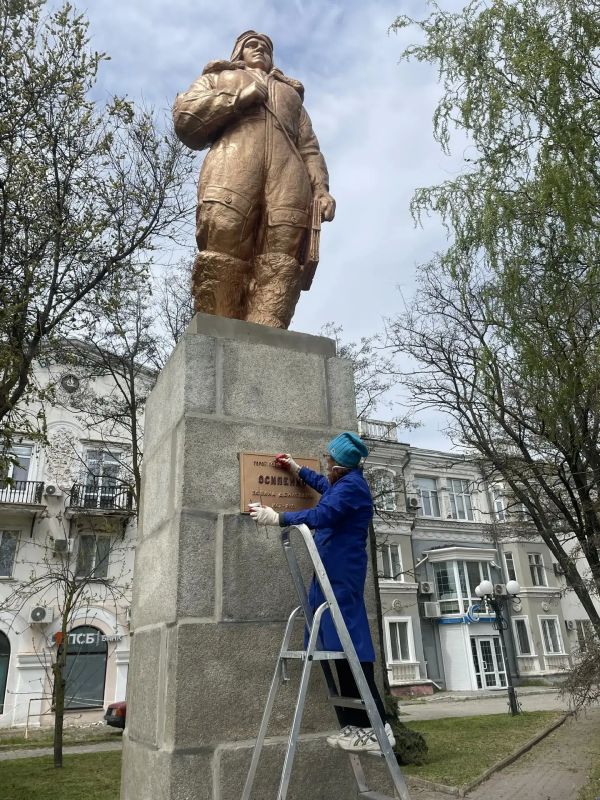Перед Днем Победы в Бердянске провели акцию чистый памятник Перед Днем Победы в Бердянске провели акцию чистый памятник