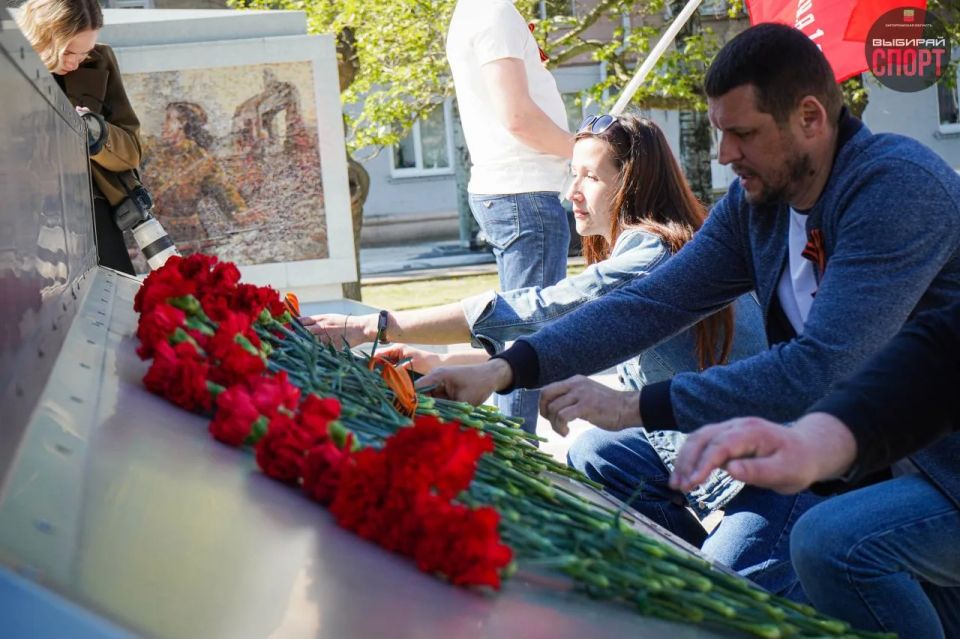 Спортивное сообщество Запорожской области отметило День Победы, возложив цветы к Стеле «Город воинской славы» на Площади Победы г.Мелитополь Спортивное сообщество Запорожской области отметило День Победы, возложив цветы к Стеле «Город воинской славы» на Площади Победы г.Мелитополь