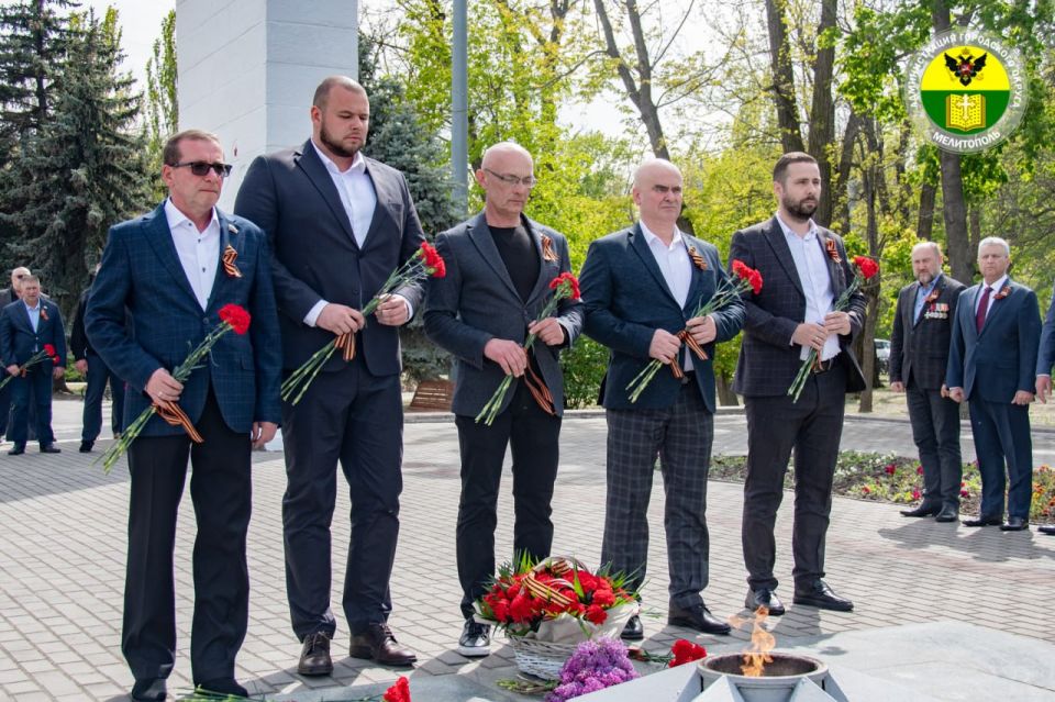 Администрация городского округа Мелитополь возложила цветы в честь Дня Победы Администрация городского округа Мелитополь возложила цветы в честь Дня Победы