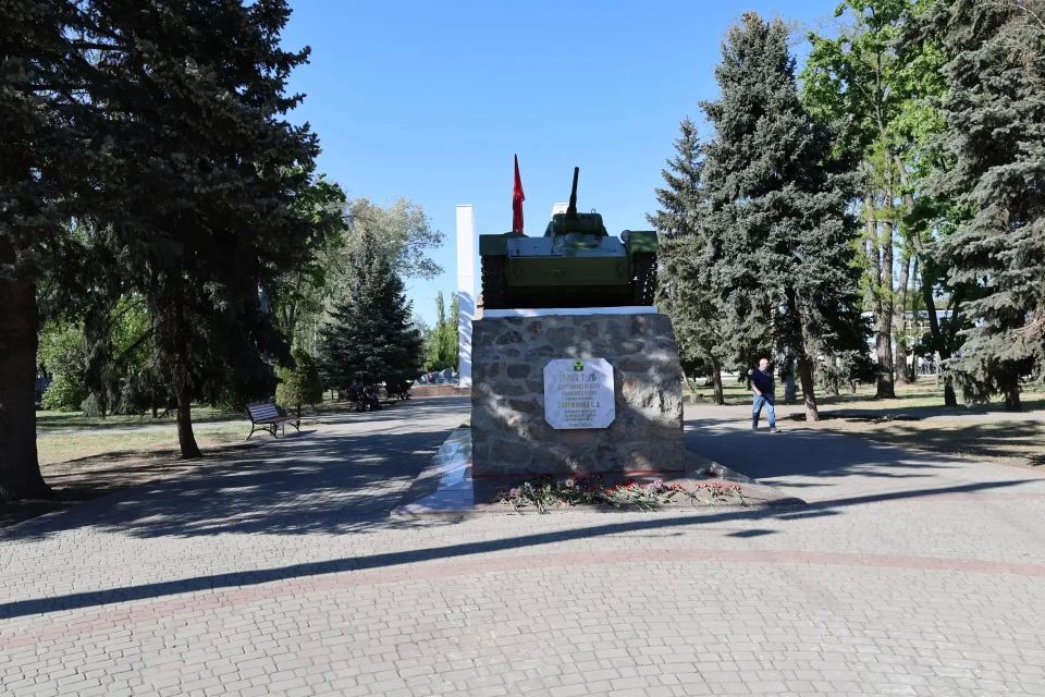 Сотрудники Министерства культуры Запорожской области и ГКУ ЗО «Ресурсный центр Министерства культуры Запорожской области» возложили цветы к Вечному огню на Братском кладбище в Мелитополе Сотрудники Министерства культуры Запорожской области и ГКУ ЗО «Ресурсный центр Министерства культуры Запорожской области» возложили цветы к Вечному огню на Братском кладбище в Мелитополе