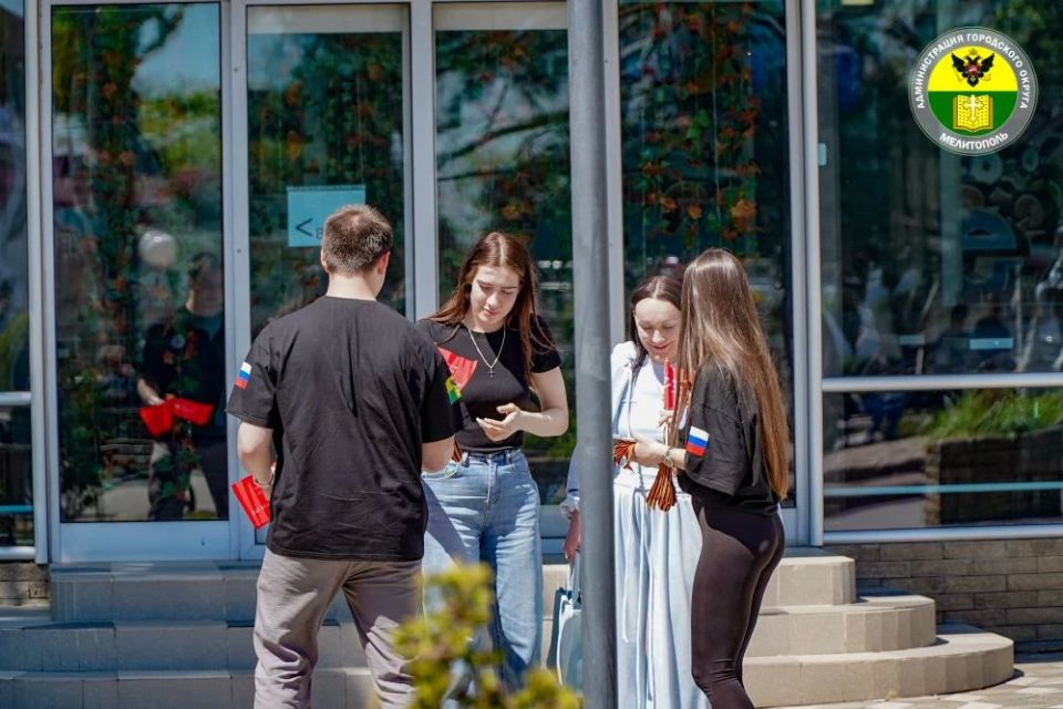 В Мелитополе прошла акция "Георгиевская ленточка" В Мелитополе прошла акция "Георгиевская ленточка"