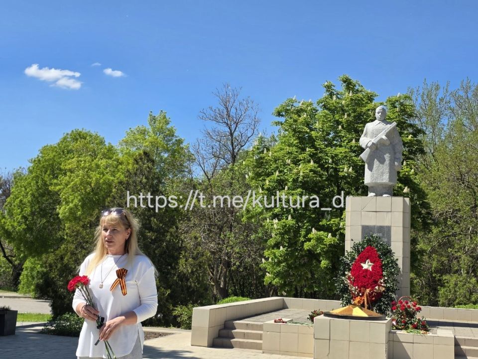 Сегодня сотрудники МБУ "КСМЦ г. Днепрорудное" совместно с ДК "Горняк" возложили цветы к памятнику Неизвестного солдата Сегодня сотрудники МБУ "КСМЦ г. Днепрорудное" совместно с ДК "Горняк" возложили цветы к памятнику Неизвестного солдата