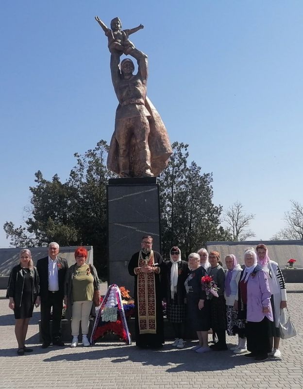 В честь Дня Победы активисты ЛДПР Нина Цыганок и Виктория Мирошниченко возложили венок к мемориалу «Воинам-односельчанам» в селе Новопетровка В честь Дня Победы активисты ЛДПР Нина Цыганок и Виктория Мирошниченко возложили венок к мемориалу «Воинам-односельчанам» в селе Новопетровка