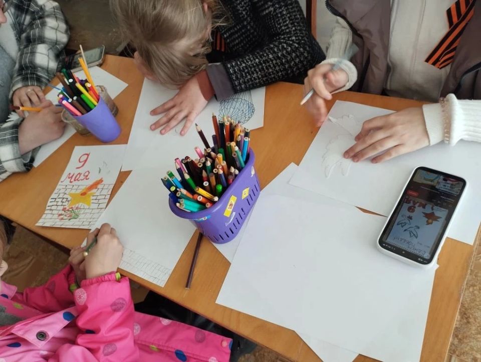 В Успеновке открылась выставка детского рисунка В Успеновке открылась выставка детского рисунка