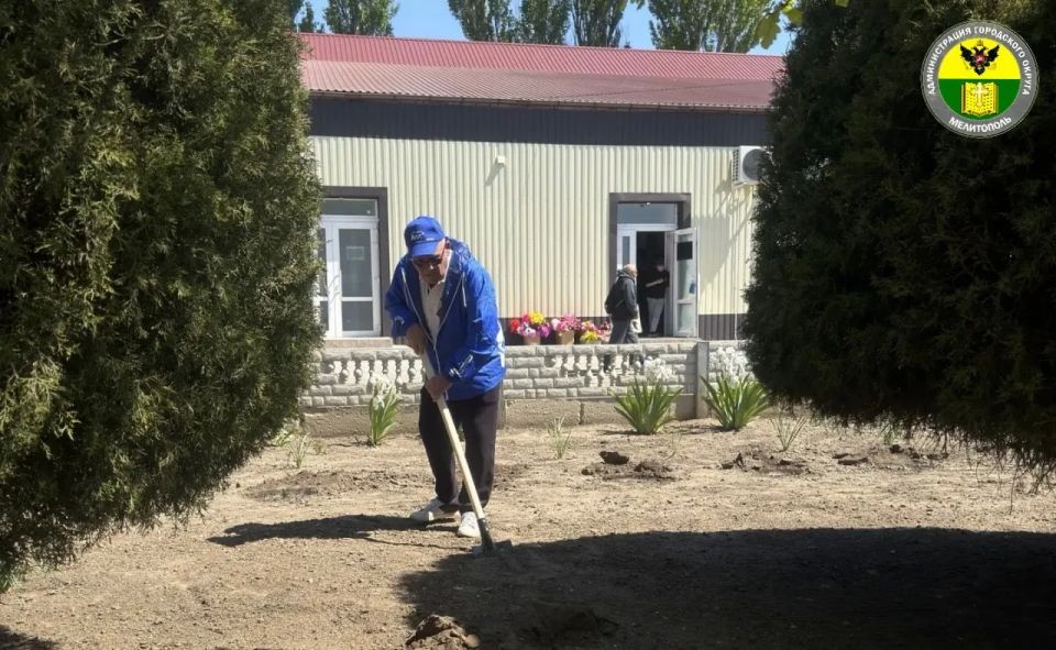В рамках губернаторского субботника депутаты Мелитопольского городского Совета от партии «Единая Россия» благоустроили территорию посёлка Вознесенка В рамках губернаторского субботника депутаты Мелитопольского городского Совета от партии «Единая Россия» благоустроили территорию посёлка Вознесенка