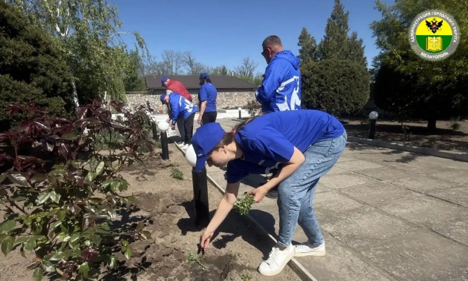 В рамках губернаторского субботника депутаты Мелитопольского городского Совета от партии «Единая Россия» благоустроили территорию посёлка Вознесенка В рамках губернаторского субботника депутаты Мелитопольского городского Совета от партии «Единая Россия» благоустроили территорию посёлка Вознесенка