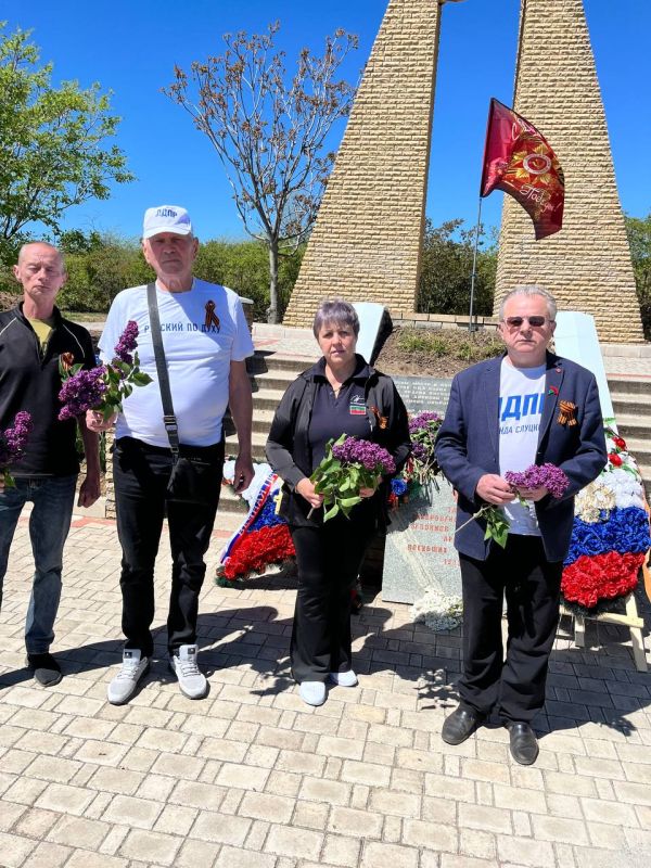 В День Победы координатор городского отделения ЛДПР Мелитополя Марина Маслюк вместе с товарищами по партии посетила места ожесточённых боёв за освобождение города В День Победы координатор городского отделения ЛДПР Мелитополя Марина Маслюк вместе с товарищами по партии посетила места ожесточённых боёв за освобождение города