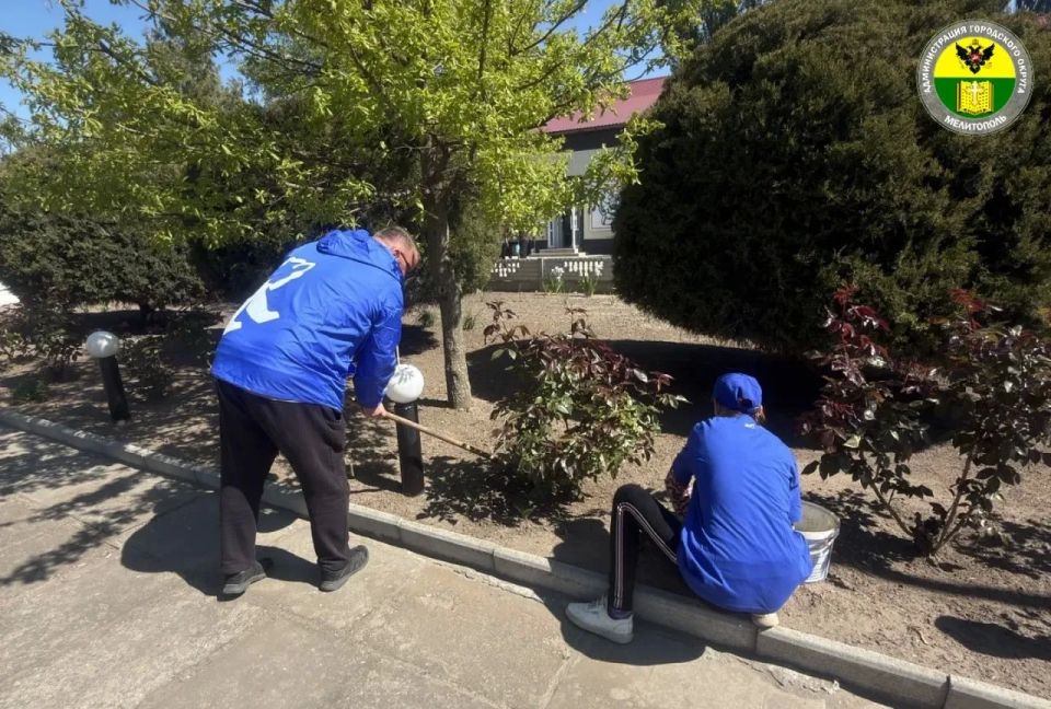 В рамках губернаторского субботника депутаты Мелитопольского городского Совета от партии «Единая Россия» благоустроили территорию посёлка Вознесенка В рамках губернаторского субботника депутаты Мелитопольского городского Совета от партии «Единая Россия» благоустроили территорию посёлка Вознесенка