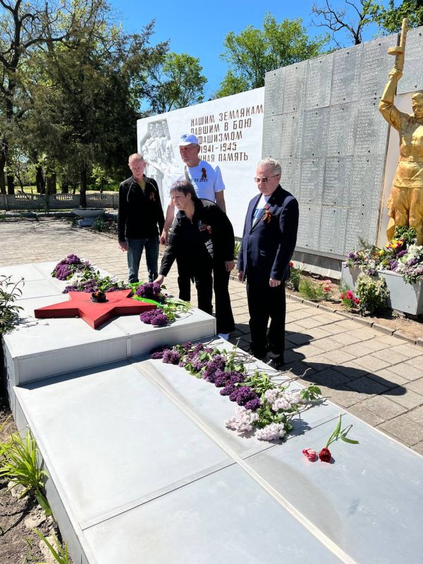 В День Победы координатор городского отделения ЛДПР Мелитополя Марина Маслюк вместе с товарищами по партии посетила места ожесточённых боёв за освобождение города В День Победы координатор городского отделения ЛДПР Мелитополя Марина Маслюк вместе с товарищами по партии посетила места ожесточённых боёв за освобождение города