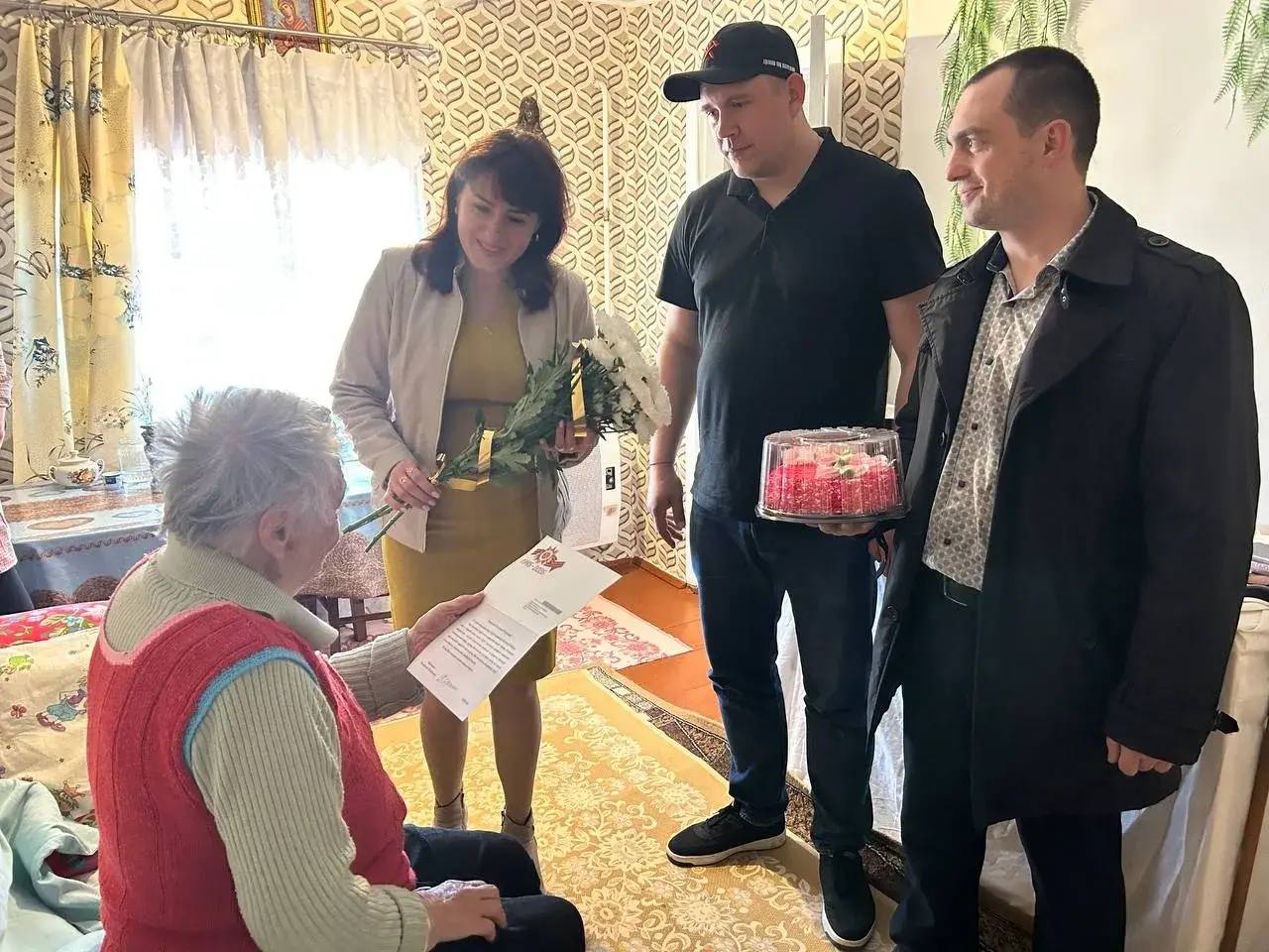 С благодарностью и уважением: поздравление труженицы тыла в преддверии 81-й годовщины Великой Победы