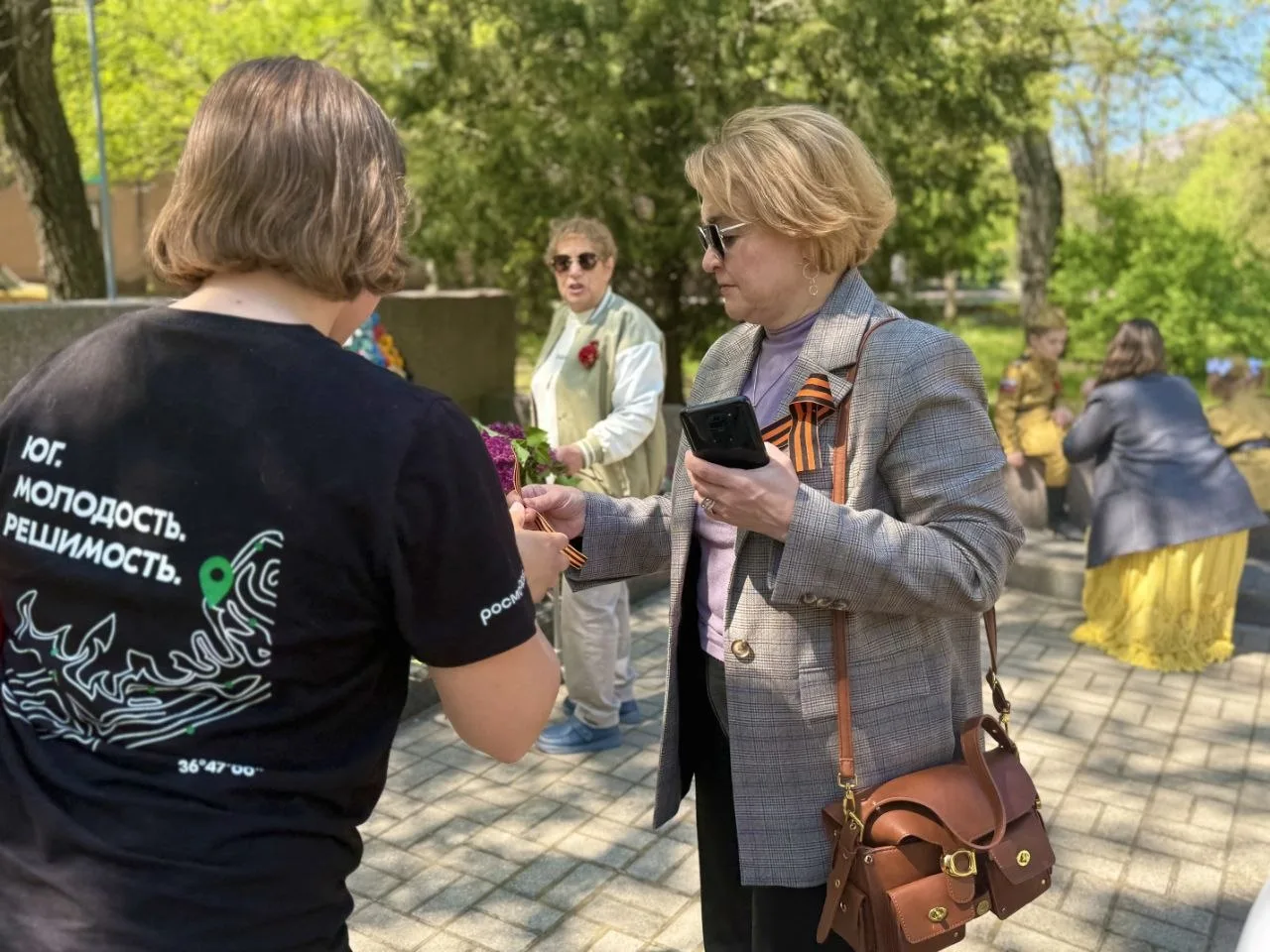 Активисты Бердянска присоединились к Всероссийской акции «Георгиевская ленточка»