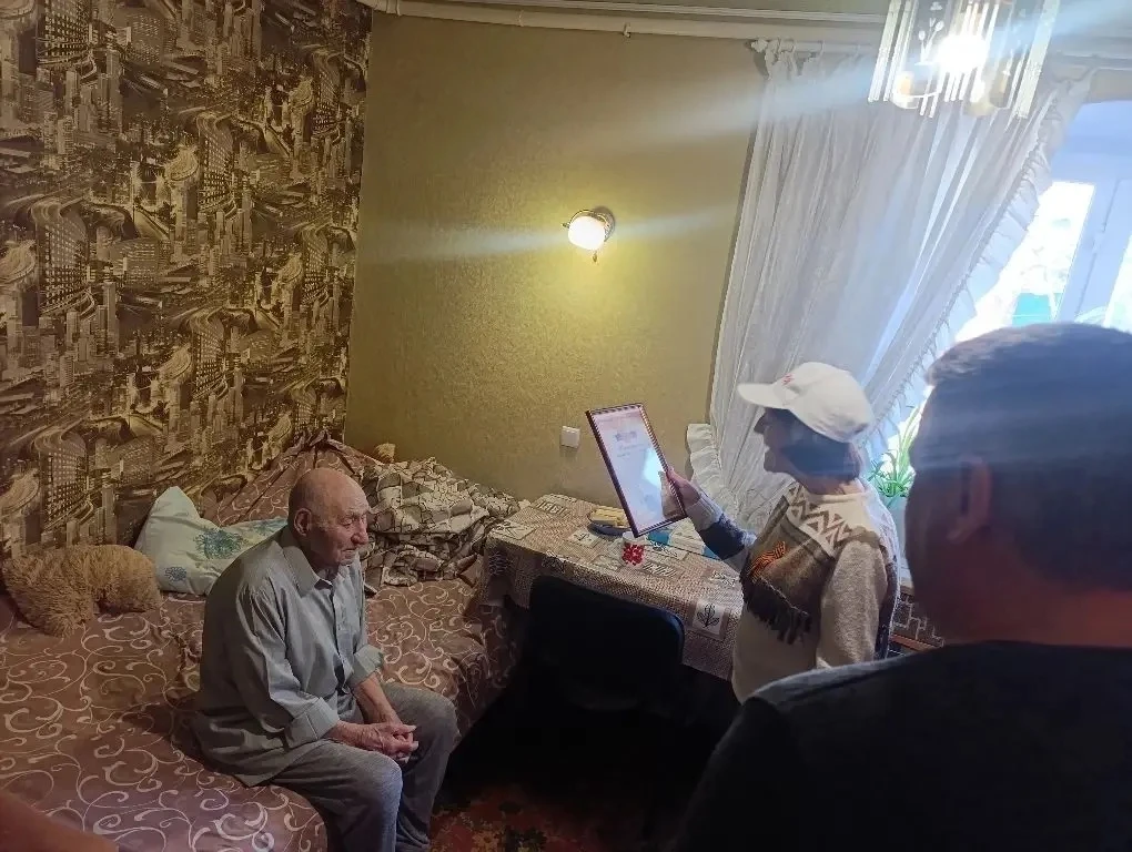 Сотрудники Спортивной школы имени Назарова Е.И. г.Бердянск посетили ветерана Великой Отечественной войны Семена Григорьевича Рупчева из города Бердянск, чтобы поздравить его с Днём Победы