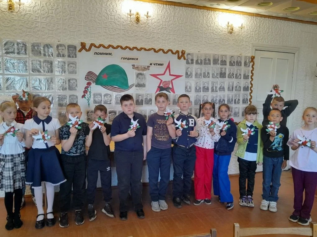 «Вечной памятью живы». В библиотеке села Новотроицкое состоялись исторический час и мастер-класс «Вечной памятью живы», приуроченные к 81-й годовщине Великой Победы «Вечной памятью живы». В библиотеке села Новотроицкое состоялись исторический час и мастер-класс «Вечной памятью живы», приуроченные к 81-й годовщине Великой Победы