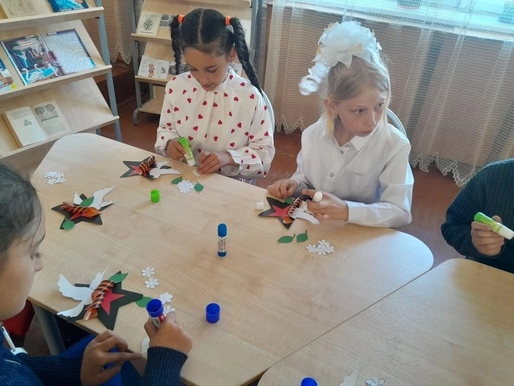 «Вечной памятью живы». В библиотеке села Новотроицкое состоялись исторический час и мастер-класс «Вечной памятью живы», приуроченные к 81-й годовщине Великой Победы «Вечной памятью живы». В библиотеке села Новотроицкое состоялись исторический час и мастер-класс «Вечной памятью живы», приуроченные к 81-й годовщине Великой Победы