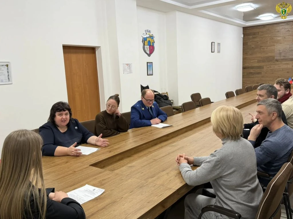 Заместитель прокурора Васильевского района Дмитрий Морев совместно с главой администрации муниципального округа Натальей Романиченко провел выездной личный прием граждан из числа членов семей участников специальной военной...