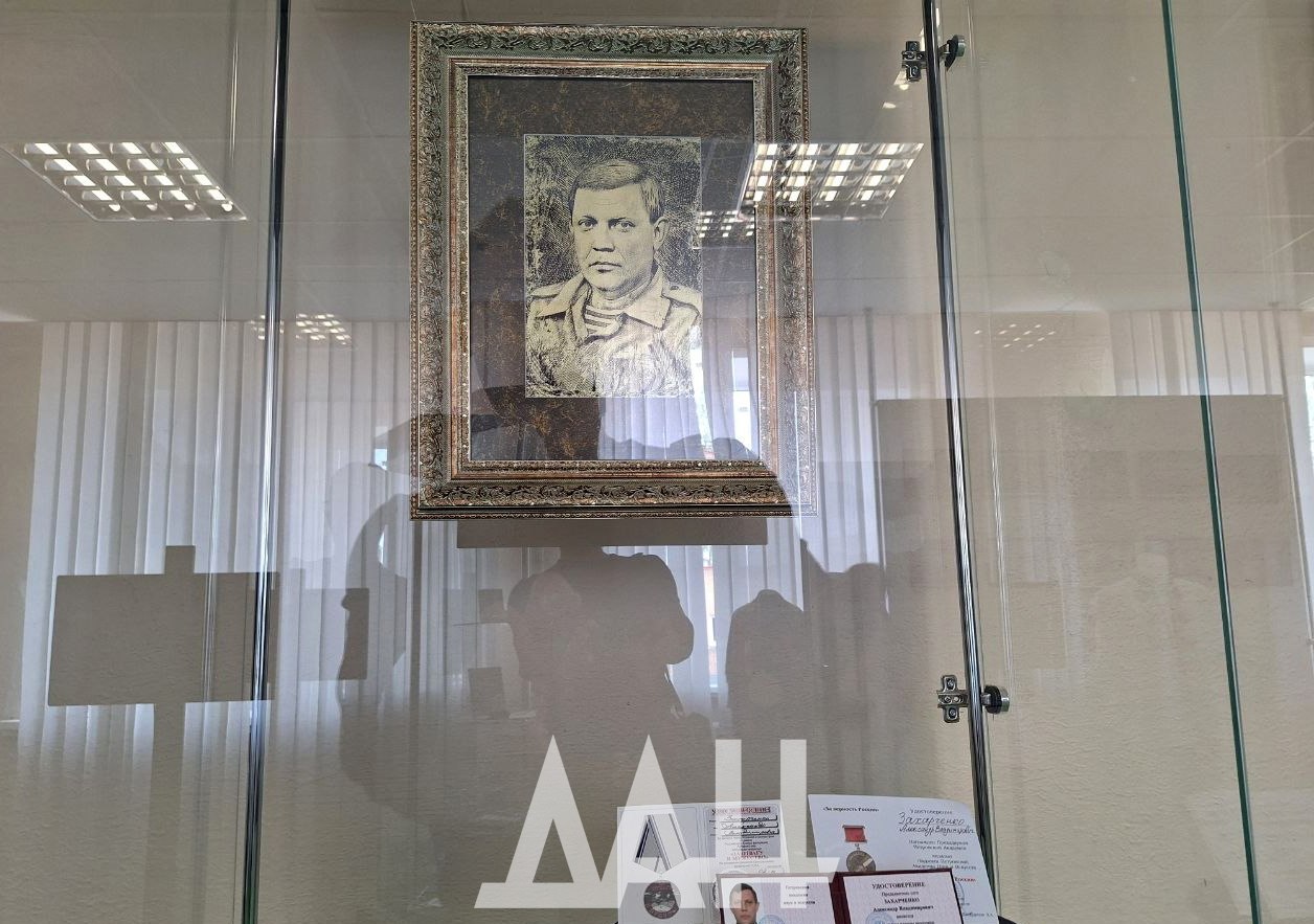Главный музей ДНР открыл выставку с «золотым» Захарченко ко Дню Республики Главный музей ДНР открыл выставку с «золотым» Захарченко ко Дню Республики