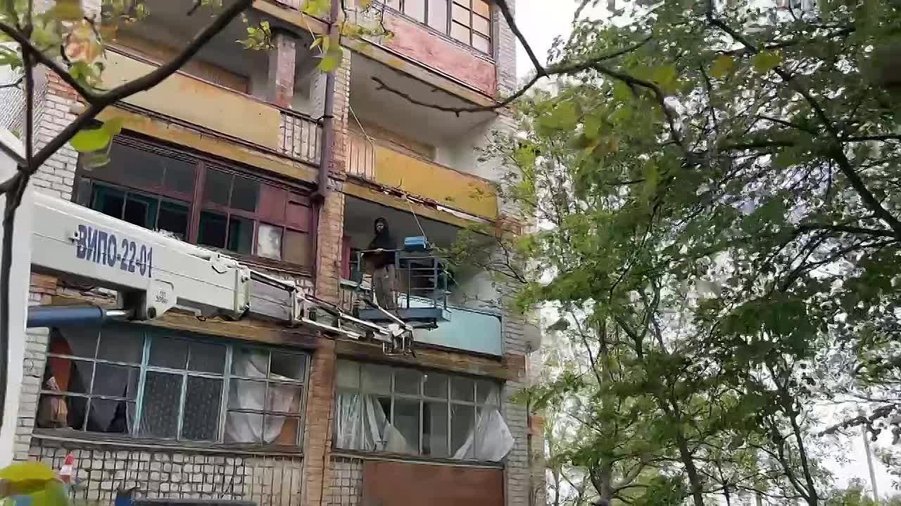 В селе Новополтавка активно продолжаются работы по ликвидации последствий недавнего обстрела