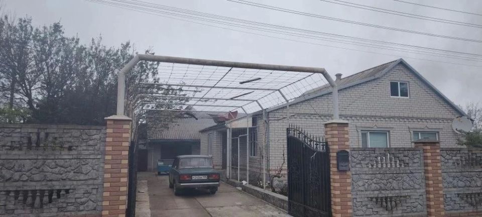 Дома в Куйбышево повреждены в результате атак противника Дома в Куйбышево повреждены в результате атак противника