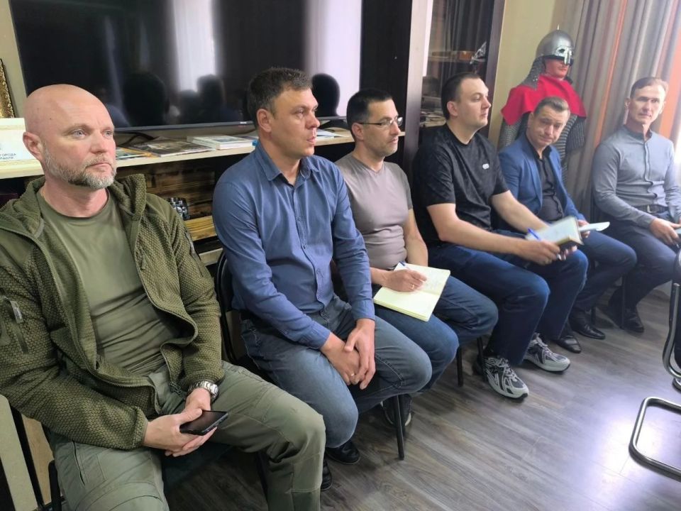 Провел рабочее совещание с участием заместителей, Совета депутатов, шеф-региона и руководителей отделов, курирующих жизнеобеспечение округа Провел рабочее совещание с участием заместителей, Совета депутатов, шеф-региона и руководителей отделов, курирующих жизнеобеспечение округа