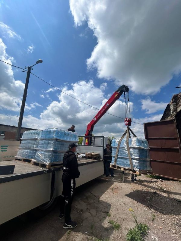 Мурманчане доставили в подшефный регион партию питьевой воды Мурманчане доставили в подшефный регион партию питьевой воды