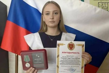 «Чтобы ребята знали: их ждут»: 17-летняя школьница получила медаль от бойцов из Запорожской области