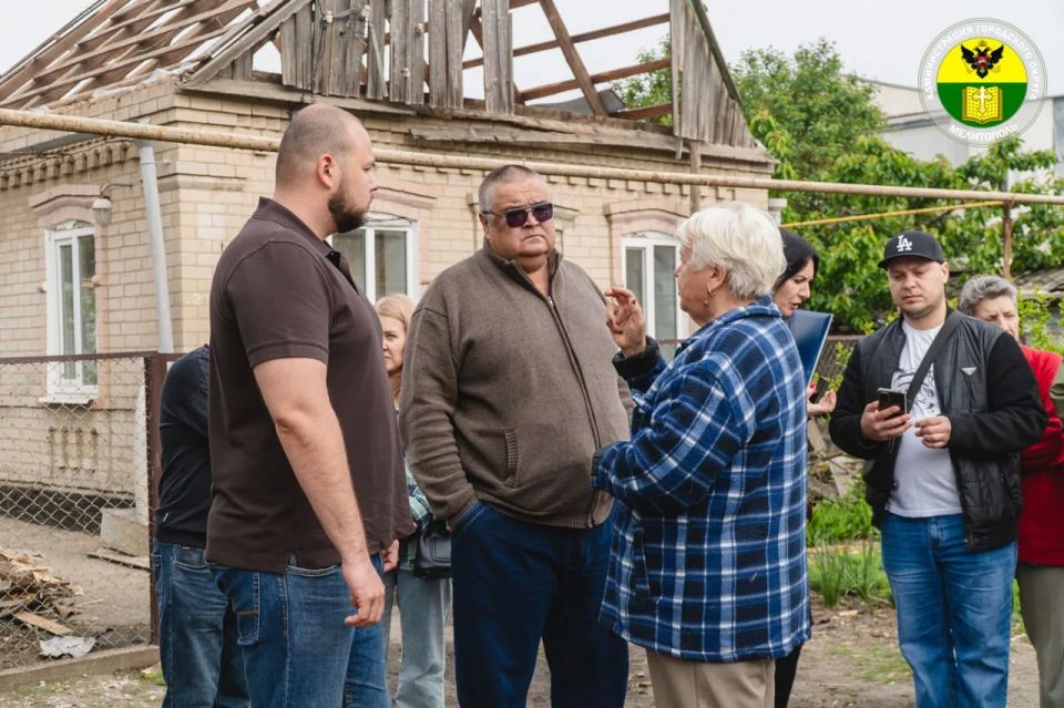 В Мелитополе выездная комиссия зафиксировала разрушения после атаки БПЛА В Мелитополе выездная комиссия зафиксировала разрушения после атаки БПЛА