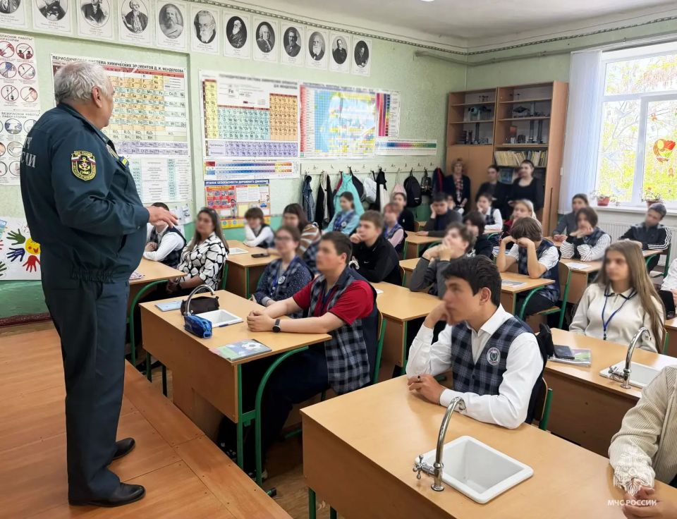Инспекторы ГИМС МЧС России обучают школьников на постоянной основе правилам безопасности на воде Инспекторы ГИМС МЧС России обучают школьников на постоянной основе правилам безопасности на воде