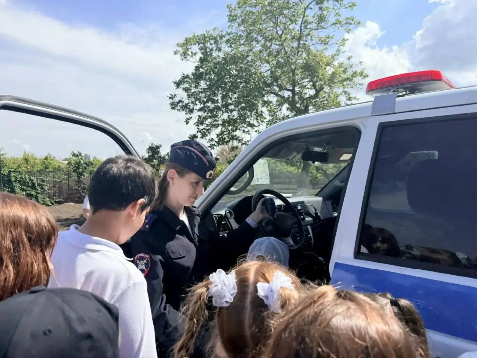 Во дворе Константиновкой школы № 1 для школьников состоялась демонстрация патрульного автомобиля