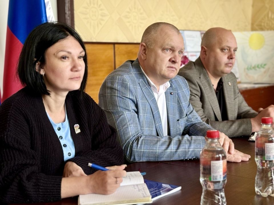 Выездной приём граждан. 14 мая 2026 года в посёлке Возрождение состоялся выездной приём граждан Выездной приём граждан. 14 мая 2026 года в посёлке Возрождение состоялся выездной приём граждан