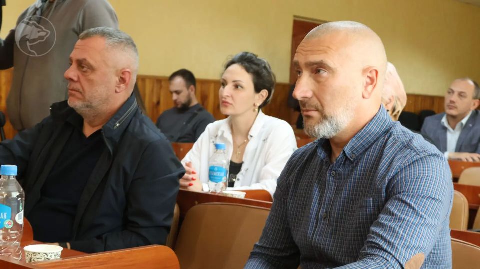 Приазовье депутаты окружного совета и участник предварительного голосования Единой России Алексей Тихомиров обсудили насущные проблемы Приазовье депутаты окружного совета и участник предварительного голосования Единой России Алексей Тихомиров обсудили насущные проблемы