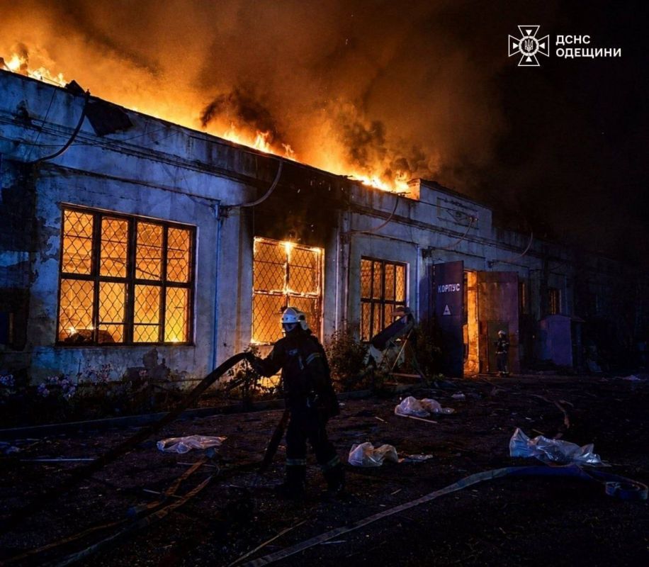 В Измаиле Одесской области ночью прилетело по портовой инфраструктуре В Измаиле Одесской области ночью прилетело по портовой инфраструктуре