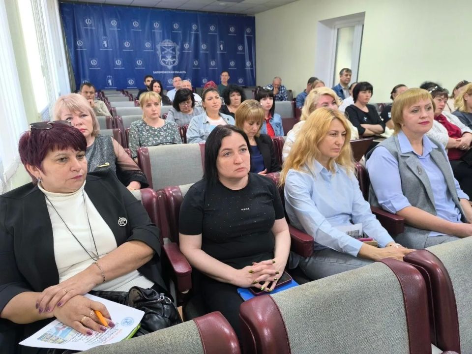 Глава Акимовского муниципального округа Александр Трудоношин провёл расширенное совещание с аппаратом, Советом депутатов, шеф-регионом, начальниками теротделов, руководителями служб и ведомств Глава Акимовского муниципального округа Александр Трудоношин провёл расширенное совещание с аппаратом, Советом депутатов, шеф-регионом, начальниками теротделов, руководителями служб и ведомств