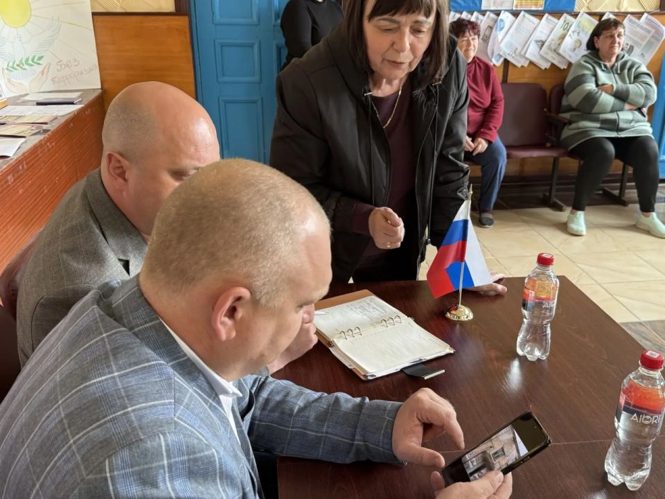 Выездной приём граждан. 14 мая 2026 года в посёлке Возрождение состоялся выездной приём граждан Выездной приём граждан. 14 мая 2026 года в посёлке Возрождение состоялся выездной приём граждан