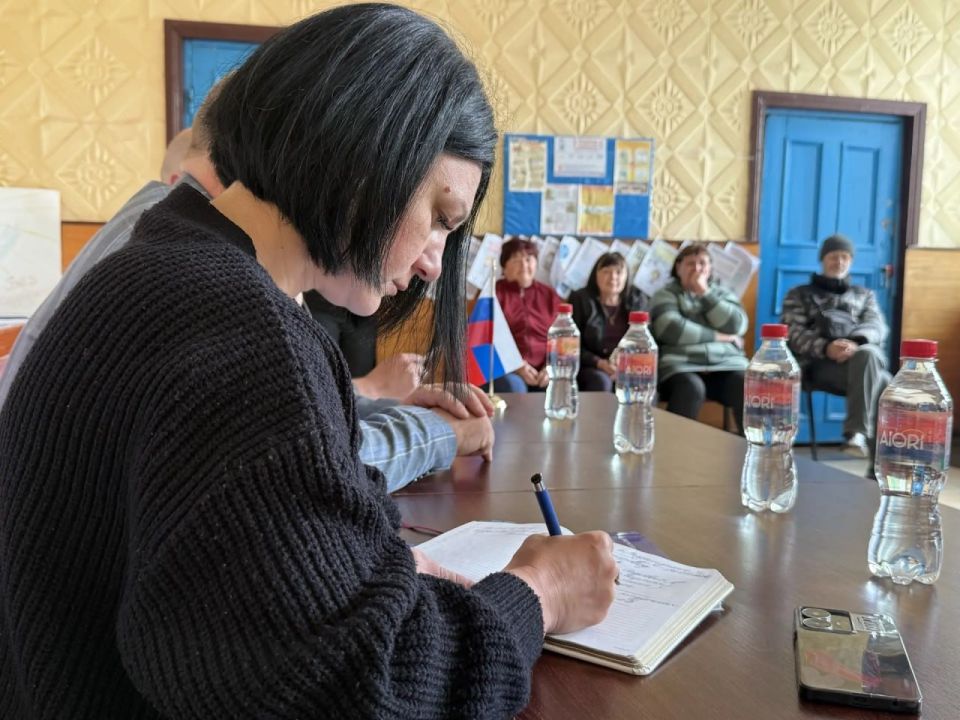 Выездной приём граждан. 14 мая 2026 года в посёлке Возрождение состоялся выездной приём граждан Выездной приём граждан. 14 мая 2026 года в посёлке Возрождение состоялся выездной приём граждан