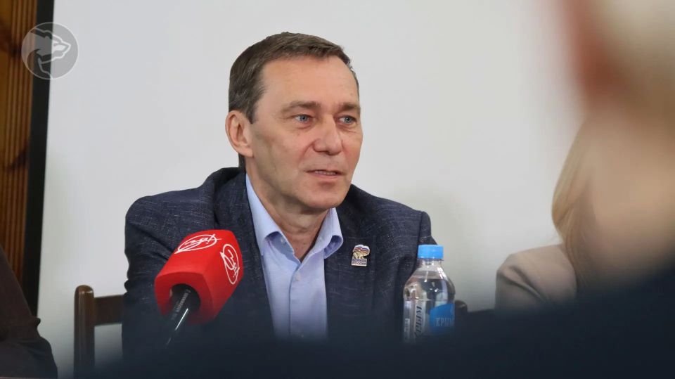 Приазовье депутаты окружного совета и участник предварительного голосования Единой России Алексей Тихомиров обсудили насущные проблемы