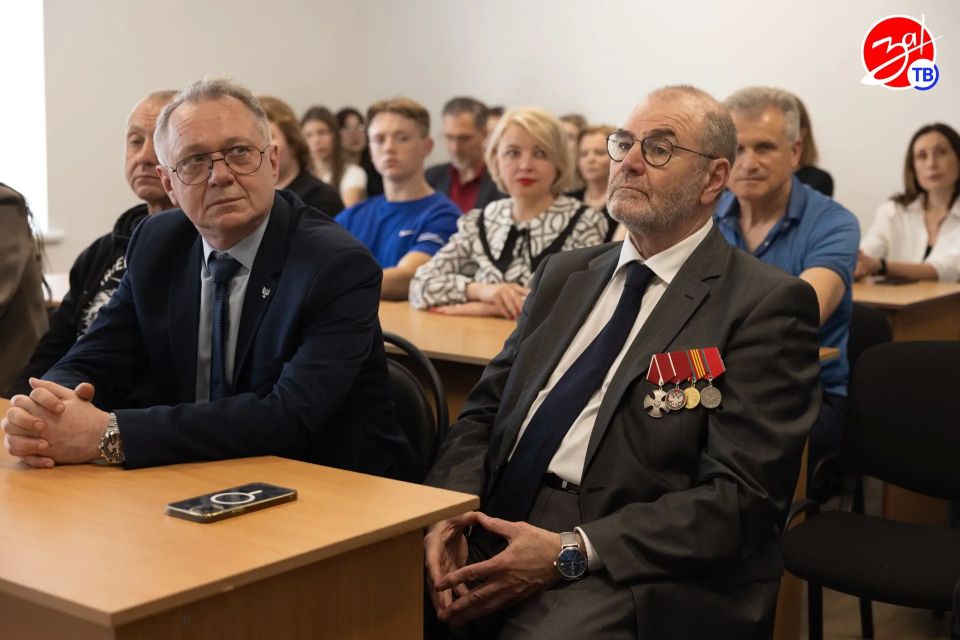 В Мелитополь доставили землю с легендарного маршрута, благодаря которому были спасены жизни сотен тысяч жителей блокадного Ленинграда В Мелитополь доставили землю с легендарного маршрута, благодаря которому были спасены жизни сотен тысяч жителей блокадного Ленинграда