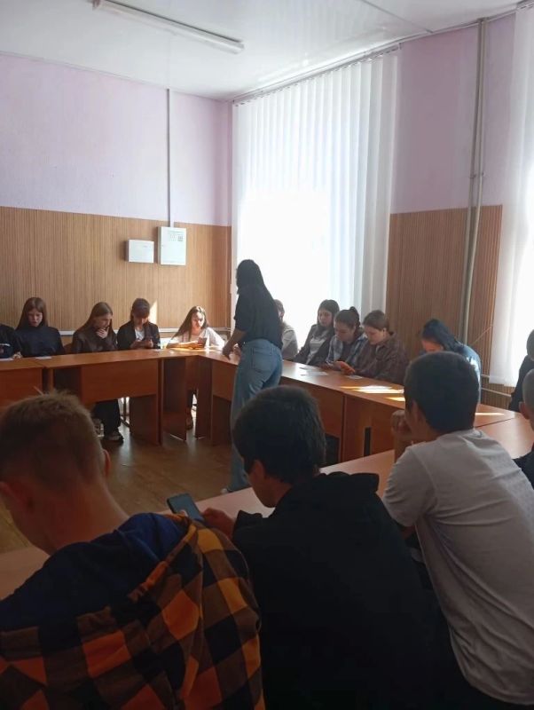 Карьерные консультанты Кадрового центра по городу Мелитополю и Мелитопольскому району встретились с учащимися школы №23 в Новониколаевке Карьерные консультанты Кадрового центра по городу Мелитополю и Мелитопольскому району встретились с учащимися школы №23 в Новониколаевке