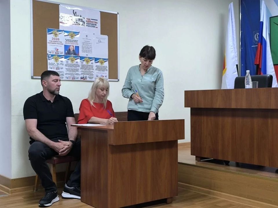 Каким образом можно лучше понять особенности законотворчества и ознакомиться с реальными процессами принятия решений, для начала хотя бы на муниципальном уровне? Разумеется, посещая заседания совета депутатов Каким образом можно лучше понять особенности законотворчества и ознакомиться с реальными процессами принятия решений, для начала хотя бы на муниципальном уровне? Разумеется, посещая заседания совета депутатов